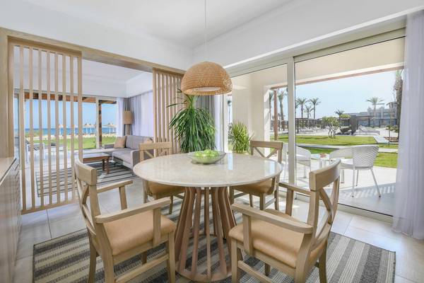 Essenbereich im Iberotel Costa Mares mit Tisch, Stühlen und Aussicht auf den Strand