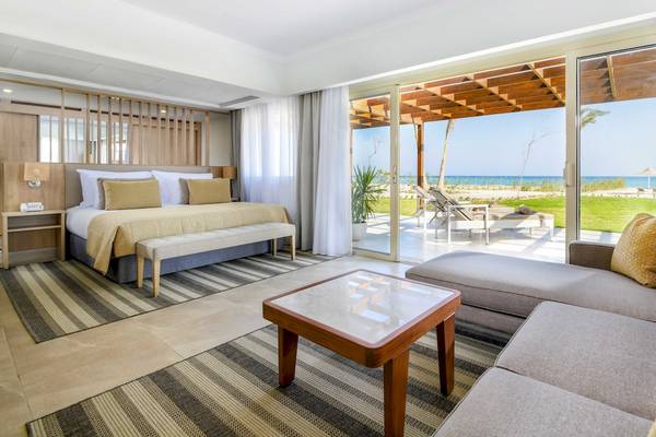 Suite-Innenraum im Iberotel Costa Mares mit Blick auf den Strand und das Meer.