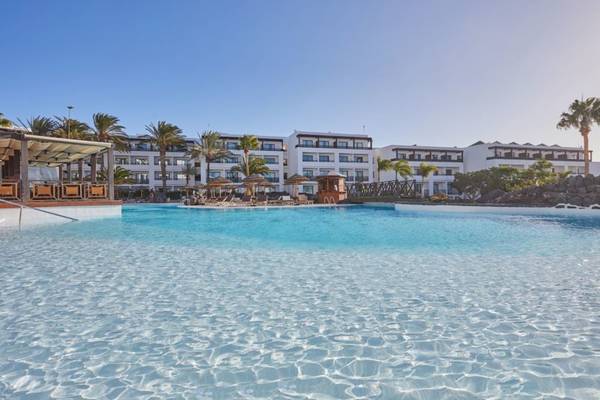Außenpool des Secrets Lanzarote Resort & Spa mit Blick auf das Hotel.