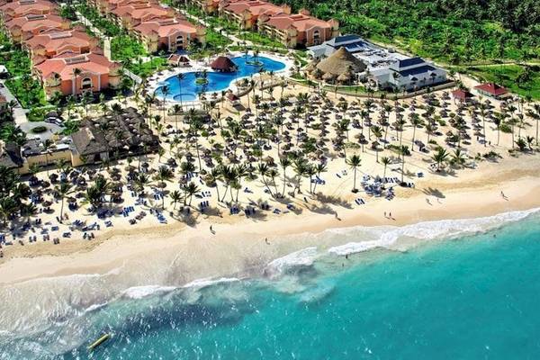 Luftaufnahme des Bahia Principe Luxury Ambar Resorts mit Pool, Strand und Gebäuden.