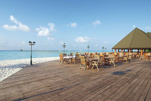 Terrasse des Holiday Island Resort & Spa mit Blick auf den Strand und Meer