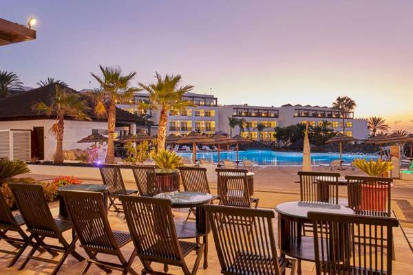 Sonnenuntergang auf der Terrasse des Secrets Lanzarote Resort & Spa mit Blick auf den Pool