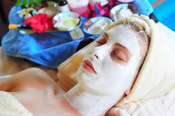 Frau im Holiday Island Resort & Spa mit Gesichtsmaske und Handtuch um den Kopf