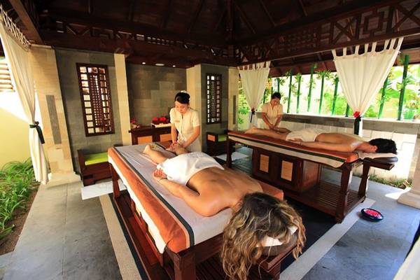 Massage Behandlung im Holiday Island Resort & Spa mit zwei Frauen, die sich entspannen.