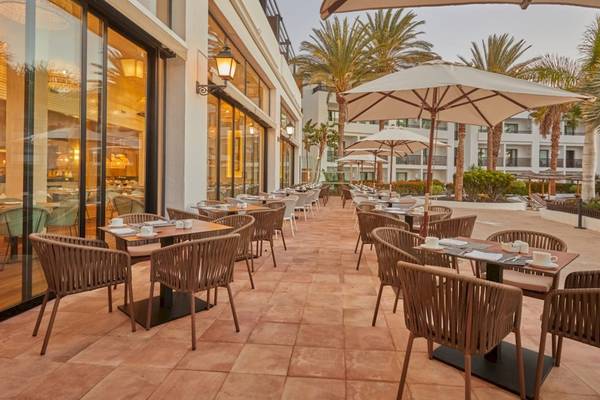 Außenrestaurant mit Sonnenschirmen im Secrets Lanzarote Resort & Spa