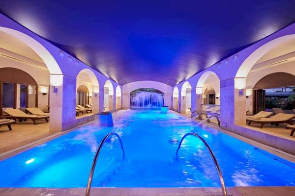 Innenpool mit Wasserfall im Secrets Lanzarote Resort & Spa.