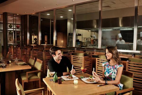 Paar am Tisch im Restaurant Amwaj Rotana mit Essen und Getränken