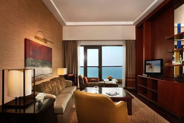Wohnbereich im Amwaj Rotana Hotel mit Blick auf das Meer.