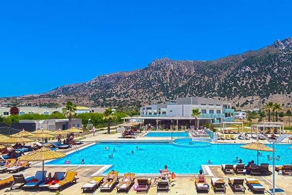 Akti Palace Hotel mit Swimmingpool und Blick auf die Berge