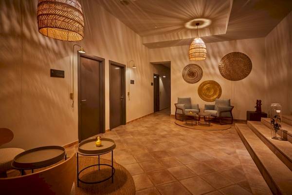 Innenbereich des Secrets Lanzarote Resort & Spa mit gefliestem Boden und modernen Möbeln.