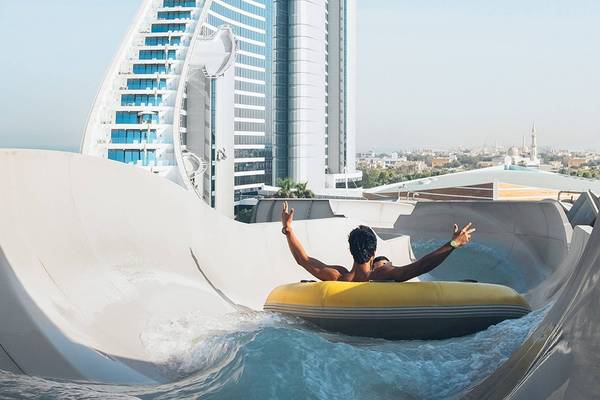 Person in gelbem Schlauchboot auf Wasserrutsche im Burj Al Arab Jumeirah