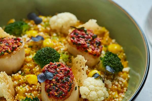Ein Teller mit Jakobsmuscheln, Brokkoli, Mais und Couscous im Burj Al Arab Jumeirah Hotel.