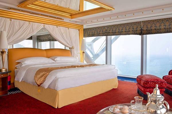 Schlafzimmer im Burj Al Arab Jumeirah Hotel mit Blick auf das Meer.