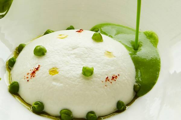 Eine elegante Speise mit grüner Soße und Erbsen, serviert im Burj Al Arab Jumeirah.