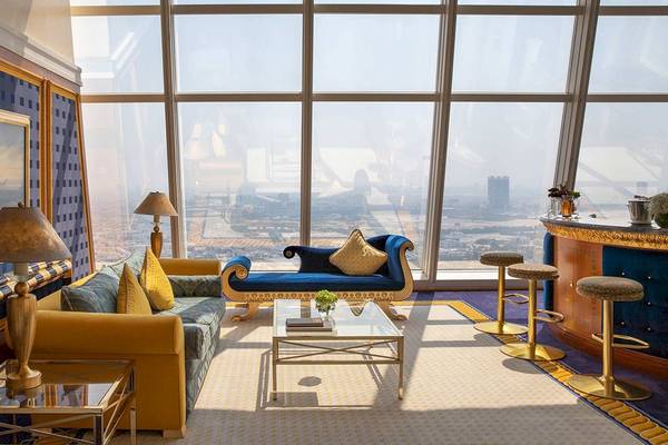 Innenraum des Burj Al Arab Jumeirah mit Blick auf die Stadt aus großen Fenstern.