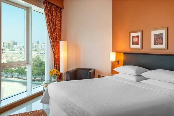 Hotelzimmer im Four Points by Sheraton Bur Dubai mit Blick auf die Stadt