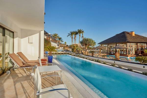 Terrasse mit Pool im Secrets Lanzarote Resort & Spa