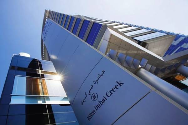 Fassade des Golden Sands Hotel Creek in Dubai mit blauen Fenstern und Text