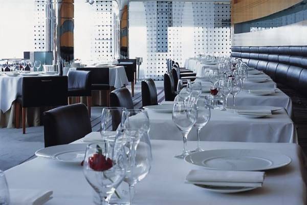 Restaurant im Golden Sands Hotel Creek mit gedeckten Tischen und Stühlen