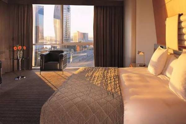 Golden Sands Hotel Creek Zimmer mit Blick auf die Stadt und einem großen Bett
