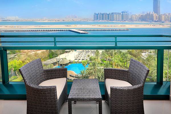 Aussicht vom Balkon des Le Meridien Mina Seyahi Beach Resort & Waterpark auf die Bucht und die Stadt
