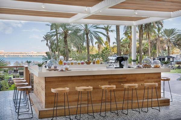 Außenbereich des Le Meridien Mina Seyahi Beach Resort & Waterpark mit Bar und Meerblick