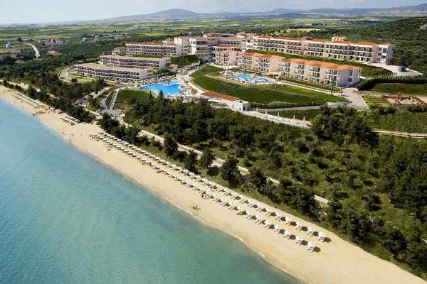 Luftaufnahme des Ikos Oceania Hotels mit Swimmingpools und Strand.
