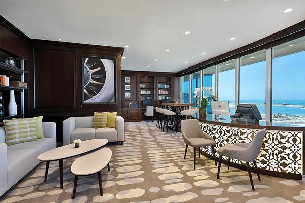 Lobby des Le Meridien Mina Seyahi Beach Resort & Waterpark mit Blick auf das Meer.