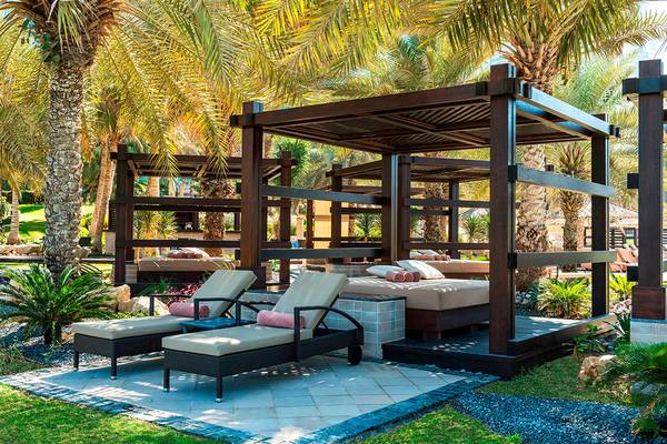 Gartenlounge des Le Meridien Mina Seyahi Beach Resort & Waterpark