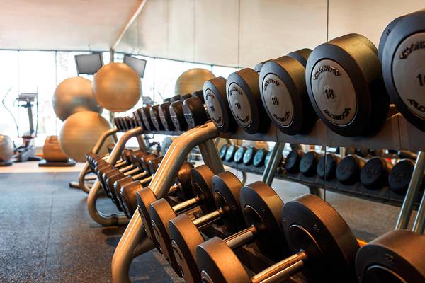 Fitnessstudio im Le Meridien Mina Seyahi Beach Resort & Waterpark mit vielen Hanteln und Trainingsbällen.