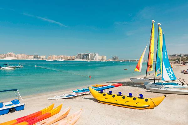 Strand mit vielen Booten und Segelbooten am Le Meridien Mina Seyahi Beach Resort & Waterpark