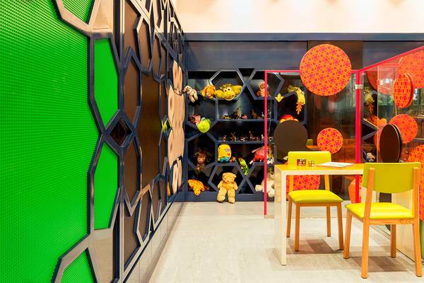 Kinderzimmer im Le Meridien Mina Seyahi Beach Resort mit grünen Wänden und gelben Stühlen.