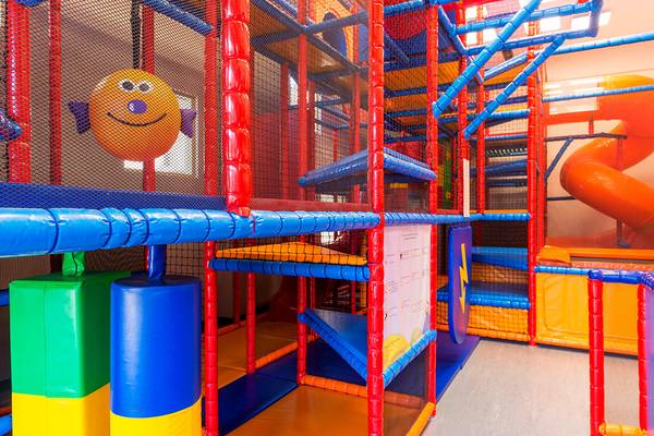 Kinderspielplatz im Le Meridien Mina Seyahi Beach Resort & Waterpark mit bunten Strukturen und einer großen Rutsche.