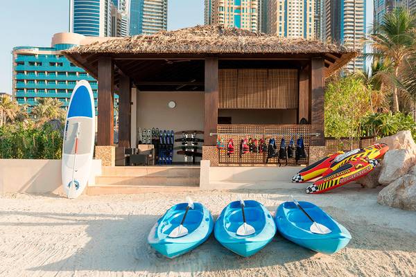 Wassersportstation im Le Meridien Mina Seyahi Beach Resort & Waterpark