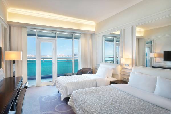 Zimmer im Le Meridien Mina Seyahi Beach Resort mit Blick auf das Meer.