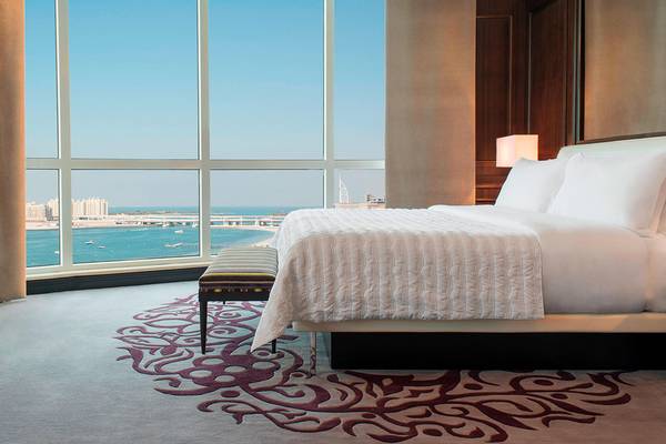 Innenansicht eines Hotelzimmers im Le Meridien Mina Seyahi Beach Resort mit Blick auf das Meer.