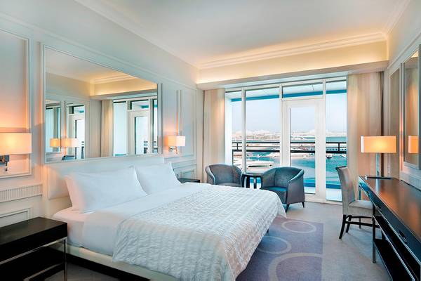 Suite-Zimmer im Le Meridien Mina Seyahi Beach Resort mit Blick auf das Meer.
