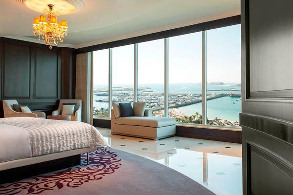 Luxuriöses Schlafzimmer mit Meerblick im Le Meridien Mina Seyahi Beach Resort