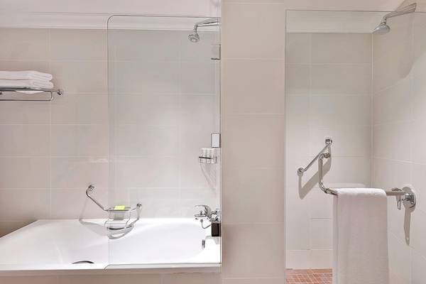Badezimmer im Le Meridien Mina Seyahi mit Badewanne und Dusche
