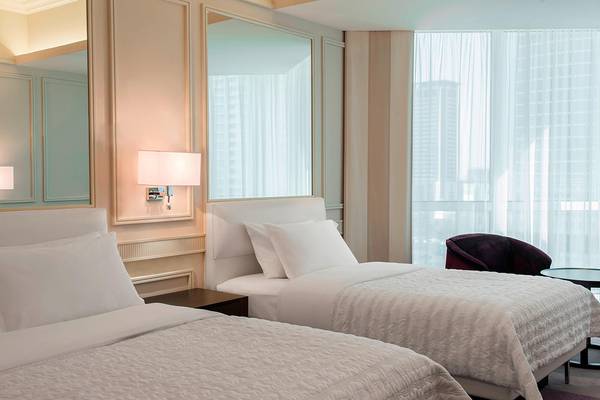 Zwei Betten in einem Zimmer im Le Meridien Mina Seyahi Beach Resort & Waterpark
