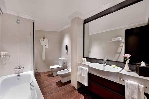 Badezimmer im Le Meridien Mina Seyahi mit Badewanne, Toilette, Bidet und Waschbecken.