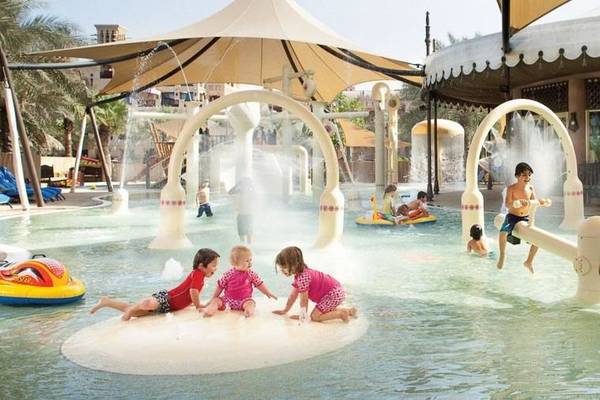 Kinder spielen im Wasserpark des Jumeirah Al Qasr Hotels.