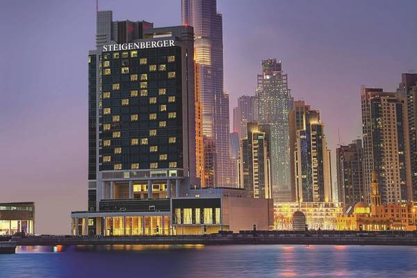 Steigenberger Hotel Dubai Downtown bei Nacht mit Blick auf die Skyline