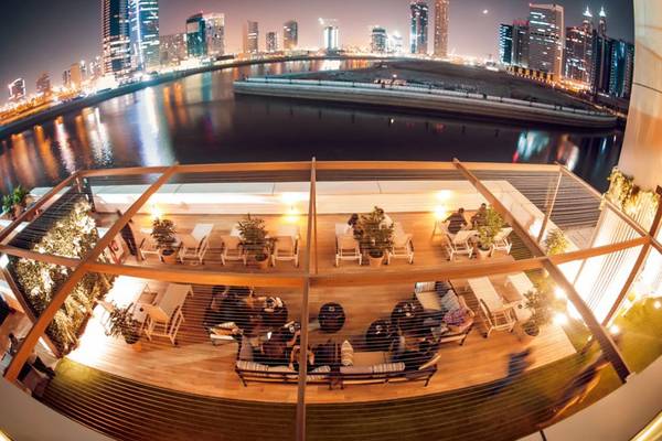 Pullman Dubai Downtown Hotel Terrasse bei Nacht mit Blick auf die Skyline