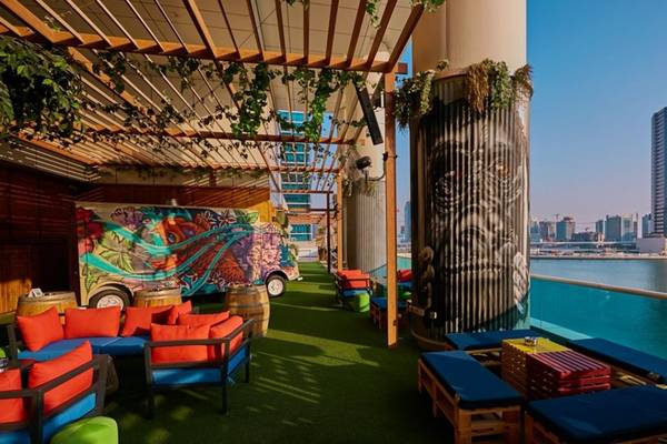 Terrasse des Pullman Dubai Downtown mit Blick auf die Stadt und bunter Graffiti-Truck.