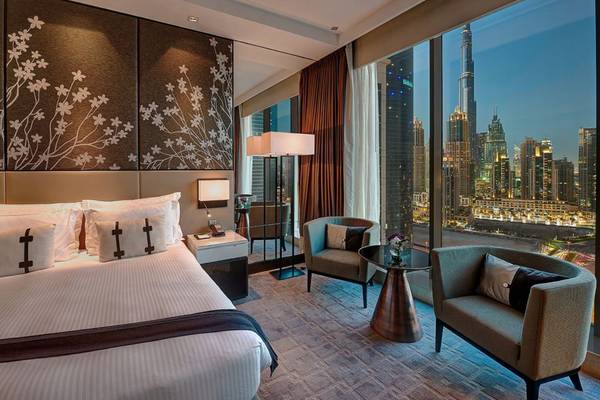 Zimmer im Pullman Dubai Downtown Hotel mit Blick auf die Stadt
