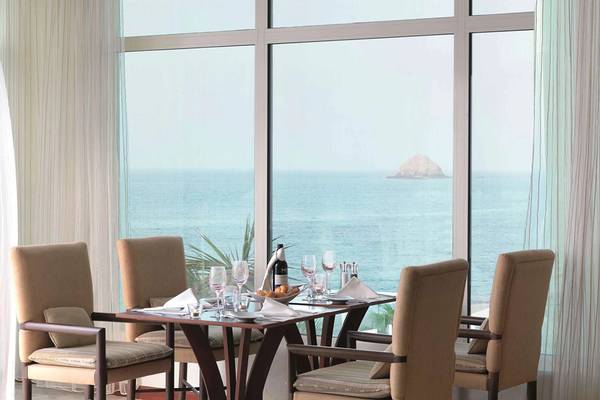 Essentisch im Radisson Blu Resort, Fujairah mit Blick auf das Meer
