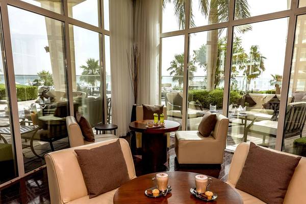 Loungebereich des Radisson Blu Resort, Fujairah mit Blick auf das Meer.