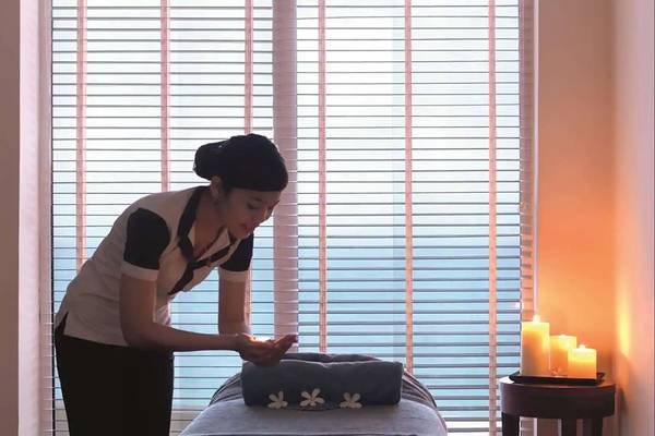 Massagebehandlung im Radisson Blu Resort, Fujairah, mit Blick auf das Meer.
