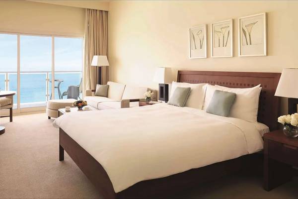 Hotelzimmer im Radisson Blu Resort, Fujairah mit Blick auf das Meer.